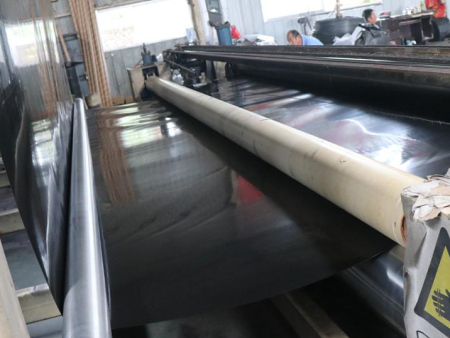 德州宇润土工材料有限公司光面土工膜生产中